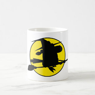 Hexensilhouette fliegt auf Besen gegen Vollmond Kaffeetasse