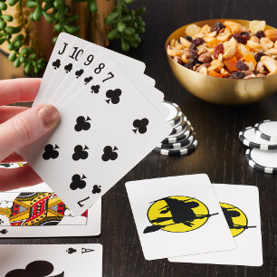 Hexensilhouette fliegt auf Besen gegen Vollmond Spielkarten