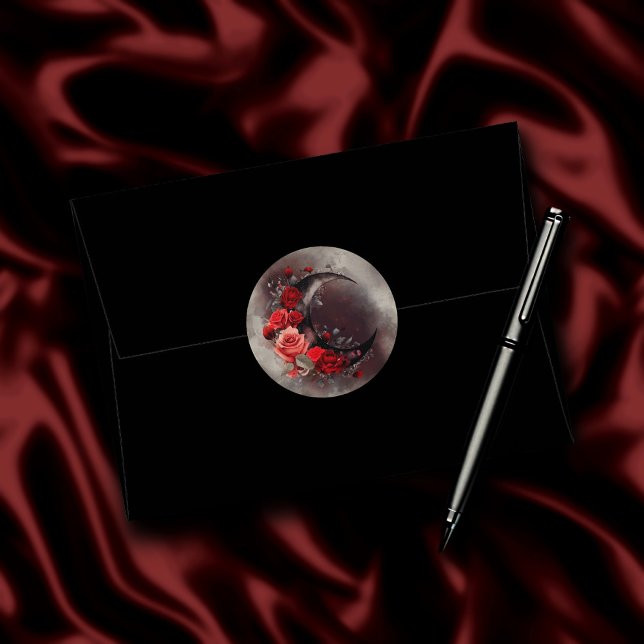 Hexerei | Crescent Moon mit gotischen Rote Rosen Runder Aufkleber (Von Creator hochgeladen)