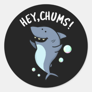 Hey Chums Funny Toothy Shark Pun Runder Aufkleber