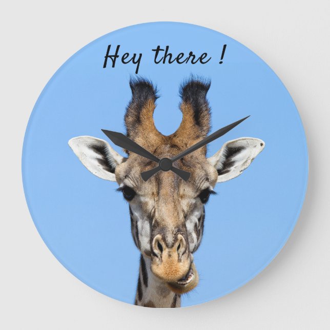 Hey, es lustiges Giraffe-Foto mit Text Große Wanduhr (Vorderseite)