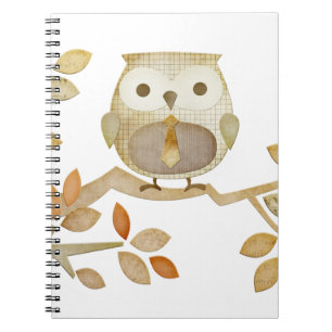 Hibou avec la cravate dans le carnet d'arbre