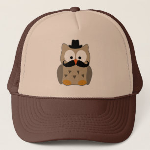 Hibou avec la moustache et le casquette