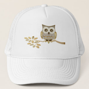 Hibou large de yeux dans le casquette d'arbre