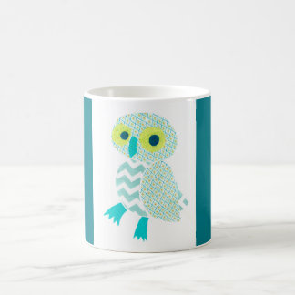 Hibou vert avec la tasse bleue de frontières