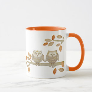 Hiboux d'amour dans la tasse d'arbre