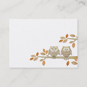 Hiboux d'amour dans le carte de visite d'arbre