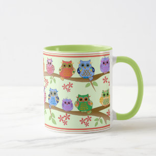 Hiboux mignons sur la tasse de branches