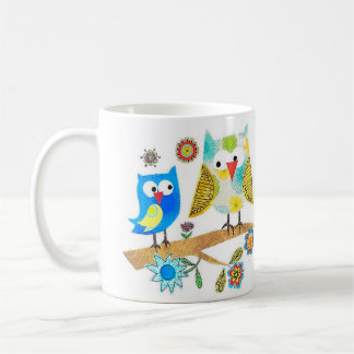 Hiboux se reposant sur une tasse de tasse de