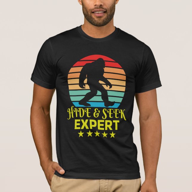 Hide and Seek Experte Bigfoot Funny T-Shirt (Vorderseite)