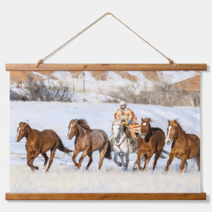 Hideout Horse Ranch, Wrangler und Pferde Wandteppich Mit Holzrahmen