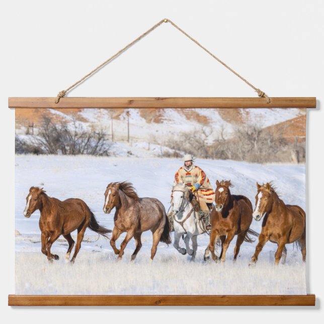 Hideout Horse Ranch, Wrangler und Pferde Wandteppich Mit Holzrahmen (Vorne)