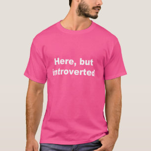 Hier, aber introvertiert Lustig T-Shirt
