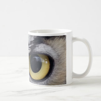 "Hier betrachtet Sie", die Kunst von Steven-Wolf Kaffeetasse