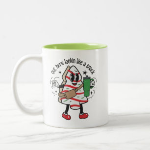 Hier draußen aussehend wie ein Snack Weihnachtsbau Zweifarbige Tasse