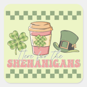Hier für die Shenanigans - Kaffee in Klee Quadratischer Aufkleber