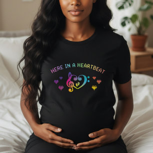 Hier in einem Herzschlag Regenbogen-Musik-Baby-Par T-Shirt