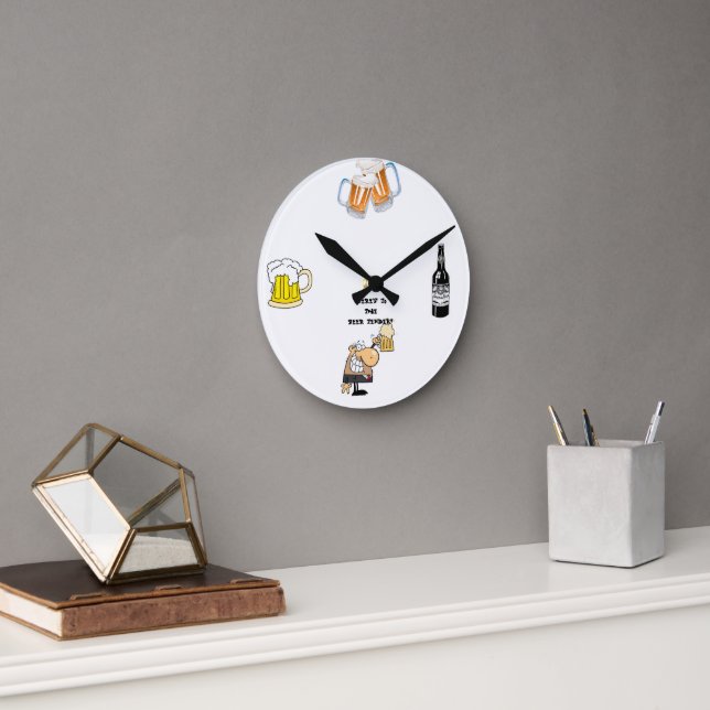 "Hier ist das Bier!" Runde Wanduhr (Büro)