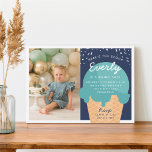 Hier ist das Scoop Ice Cream Cone Kid Birthday Fot Einladung<br><div class="desc">Mit den feierlichen Eis-Einladungen in einer sommerlichen Farbpalette können Sie Ihre kleine Geburtstagsfeier feiern. Das moderne Design umfasst einen Waffelkonus mit einer Kugel aus türkisfarbenem aquamarinem Eis mit einem Gewölbe "Hier ist die Kugel" über der Decke, und die Details der Geburtstagsparty Ihres Kindes darunter. Fügen Sie dem Geburtstagskind ein Foto...</div>