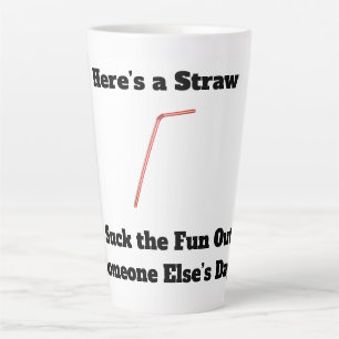 Hier ist eine Straw Latte Tasse