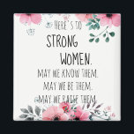 Hier ist zu Starke Frauen Zitat Wasserfarbenflora Magnet<br><div class="desc">Das inspirierende Zitat 'Here's to Strong Woman',  das in einem schönen Aquarellpinke und einem grauen Blumendesign eingeschlossen ist. Schickt eine kleine Liebe an jede Frau/jedes Mädchen in eurem Leben. Feiern Sie den Internationalen Frauentag! Liebliches Hochzeitsgeschenk,  Jubiläumsgeschenk,  Geburtstagsgeschenk,  Brautjunggeschenk.</div>