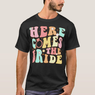 Hier kommen die Bride Bridesmaids Groovy Bachelore T-Shirt