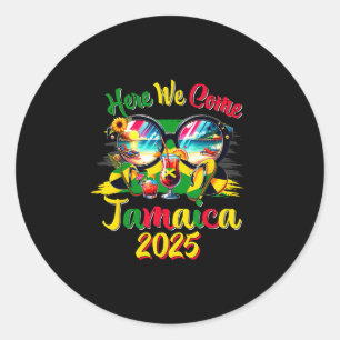Hier kommen wir 2025 Jamaika Familienurlaub Mädche Runder Aufkleber