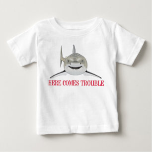 Hier kommt Ärger Baby T-shirt