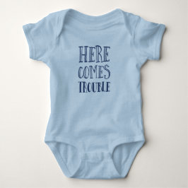 Hier kommt Ärger Babytop, niedliches, lustiges Neu Baby Strampler