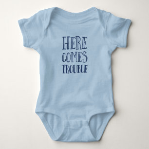 Hier kommt Ärger Babytop, niedliches, lustiges Neu Baby Strampler