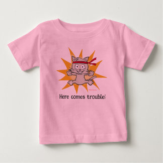 "Hier kommt Ärger!" - niedliches Kätzchen-Top Baby T-shirt
