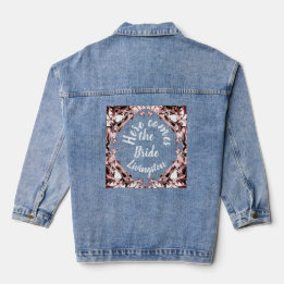 Hier kommt das Bride Arch Brautparty Geschenk Jeansjacke