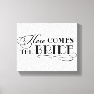 Hier kommt das Bride Black Wedding Ceremony Sign Leinwanddruck