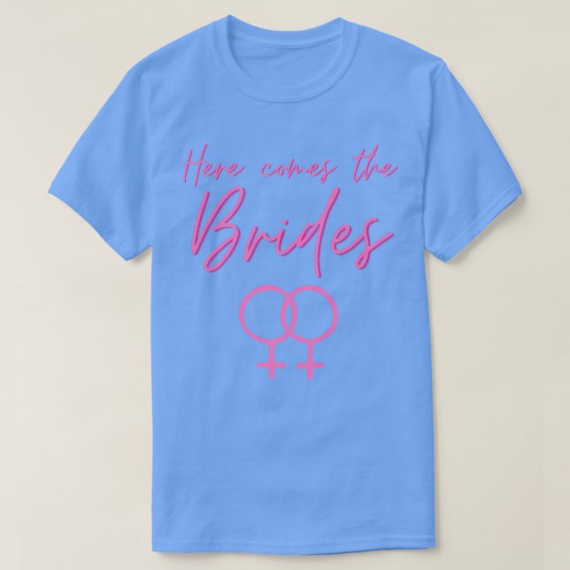 Hier kommt das brides LGBT Wedding Geschenk T-Shirt (Design vorne)