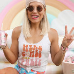 Hier kommt das Party Matching Junggeselinnen-Absch Tanktop<br><div class="desc">Erstellen Sie einzigartige und lustige Retro-passende Junggeselinnen-Abschied-Tankdecke mit diesem großartigen Hier kommt das Party-Design. Kaufen Sie mit dem Hier kommt die Braut passenden Tankdecken.</div>