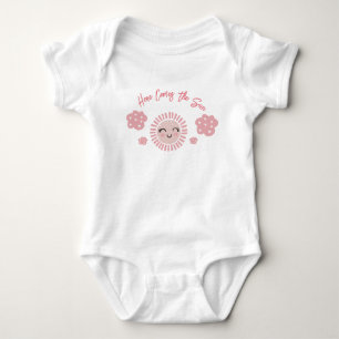 Hier kommt das Sun Girl Baby pink Strampler
