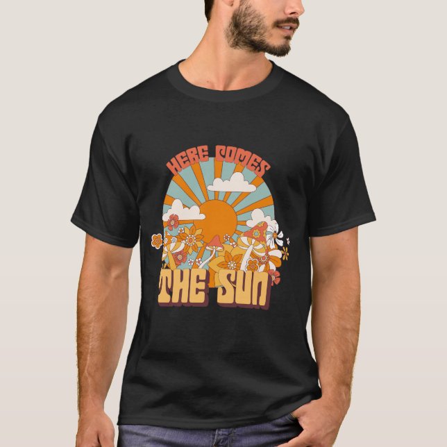 Hier kommt das Sun Retro Design T-Shirt (Vorderseite)