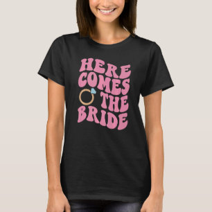 Hier kommt der Bride Diamond Ring Ästhetische Tren T-Shirt