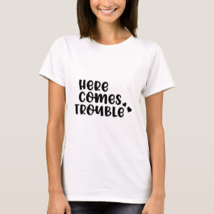 Hier kommt der problematische T - Shirt
