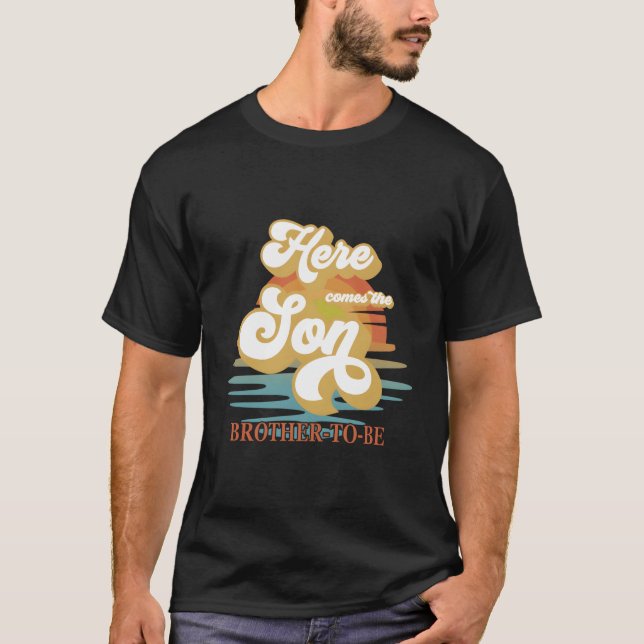 Hier kommt der Sohn Baby Dusche Familienmatte T-Shirt (Vorderseite)
