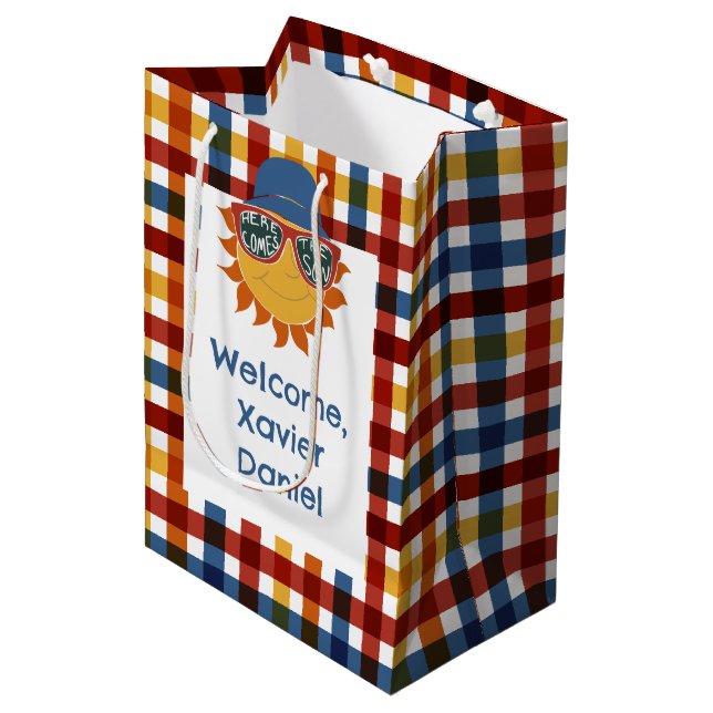 Hier kommt der Son Kariert Baby Boy Mittlere Geschenktüte (Vorderseite Schrägansicht)