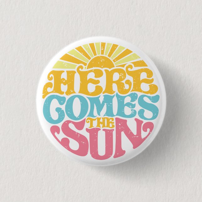 Hier kommt der T - Shirt der Sonne (Sommerurlaub) Button (Vorderseite)