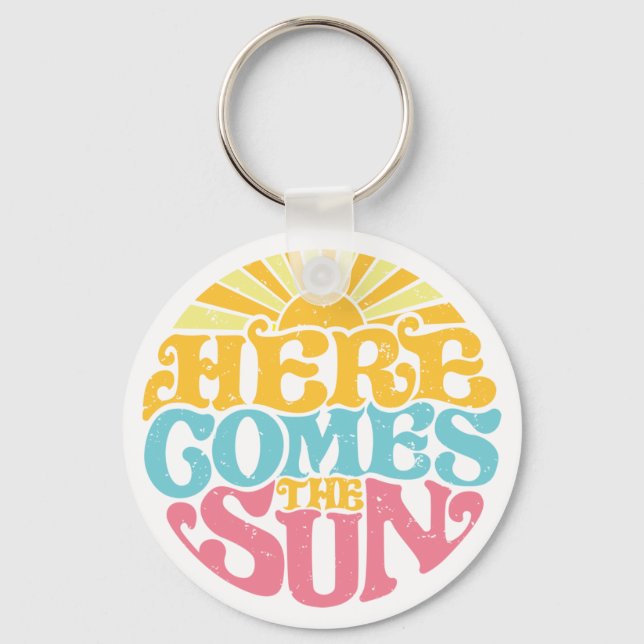 Hier kommt der T - Shirt der Sonne (Sommerurlaub) Schlüsselanhänger (Vorderseite)