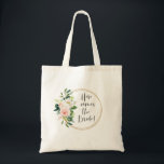 Hier kommt die Braut Blush Pink Floral Tragetasche<br><div class="desc">Dieses Design ist eine unterhaltsame weibliche Tasche für die zukünftige Braut und verfügt über einen doppelten Ringrahmen,  der mit einem pastellfarbenen,  rosafarbenen Blumenstrauß und dem Text "Here kommt the bride" verziert ist. Mit all den Angeboten,  die Sie zur Koordinierung Ihrer Hochzeit laufen werden,  wird diese Tasche sicherlich nützlich sein.</div>
