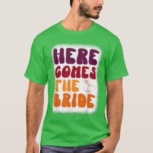 Hier kommt die Bride Retro Groovy Bachelorette Par T-Shirt