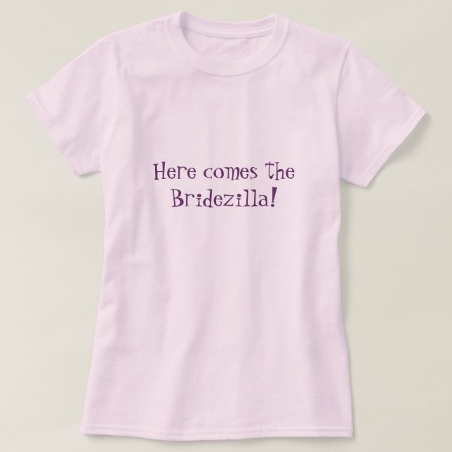 Hier kommt die Bridezilla! (Pink) T-Shirt (Design vorne)