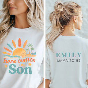 Hier kommt die junge Babydusche-Mama des Sohnes T-Shirt