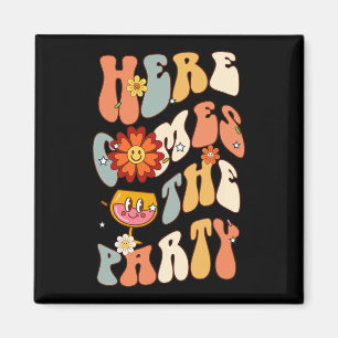 Hier kommt die Party Bride Retro Groovy Bacheloret Magnet