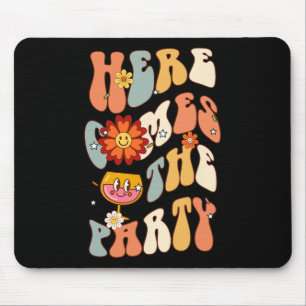 Hier kommt die Party Bride Retro Groovy Bacheloret Mousepad