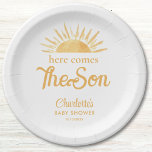 Hier kommt die Son Baby Dusche Pappteller<br><div class="desc">Dekorieren Sie Ihre Babydusche mit den niedlichen Tellern aus Papier. Sie enthalten den Text "Here Comes The Son" in stilvoller Typografie mit gelber Aquarellsonne. Einfach anpassbar. Original Wasserfarbe © Michele Davies.</div>
